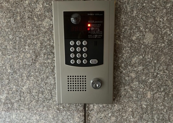 当然のことではありますが、オートロックやセンサーライト、ホームセキュリティーなどの防犯設備があれば、小さいお子様がいるご家庭も安心ですよね！まず物件購入の際は、防犯設備もチェックするようにしましょう。