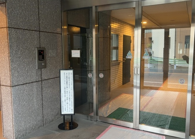 共用部分は、一棟の建物に住む区分所有者全員が共同で所有するとし、共用部分の管理、補修などは、区分所有者で形成される管理組合が行います。個人の判断で勝手に変更することはできませんので覚えておきましょう。
