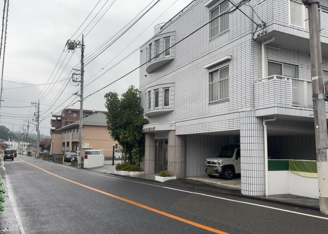 隣家の土地はどうなっているのか、生活利便施設が近くにあるのか、学校まで近いかなど、お客様のライフスタイルにあわせたイメージが重要です。また、近くにあると困る施設が近くにないかも確認するといいでしょう。