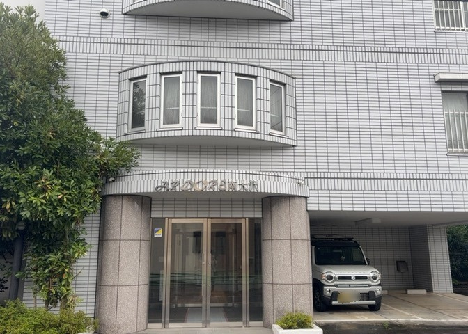 道幅が広い場所は日当たりや風通が良好です。幅が広いのですれ違いも可能ですし大きな車でも駐車可能！一方で、大型車が通ることも多くなるため交通量の増加により騒音に繋がります。また土地の値段が高くなります。