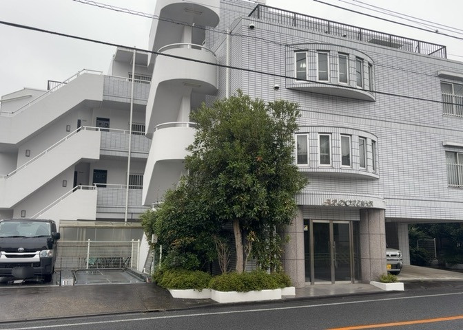 ＲＣ造、Reinforced　Concreteは直訳すると補強されたコンクリートです。主に柱や梁・床・壁が鉄筋とコンクリートで構成おり、鉄筋を組んだ型枠にコンクリートを流し込んで固めたものを指します。