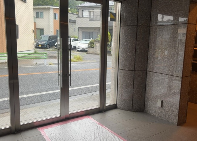 共有部分は、住民なら誰もが使える設備のこと。例えば駐車場やエレベーター、インターネット設備、セキュリティ設備などがあります。他にも、マンションの廊下・外部階段やエントランス・ゴミ置き場などがあります。