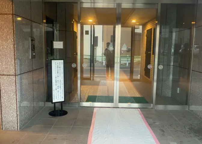 共用部分は、一棟の建物に住む区分所有者全員が共同で所有するとし、共用部分の管理、補修などは、区分所有者で形成される管理組合が行います。個人の判断で勝手に変更することはできませんので覚えておきましょう。