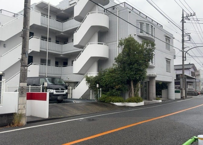 外観はマンション管理がされているかの目安になります。築年数が古いと、壁面は劣化してひび割れが生じることも！建物が古びていても細かいところが修繕されていると、きちんと管理されているなぁと感じるでしょう。