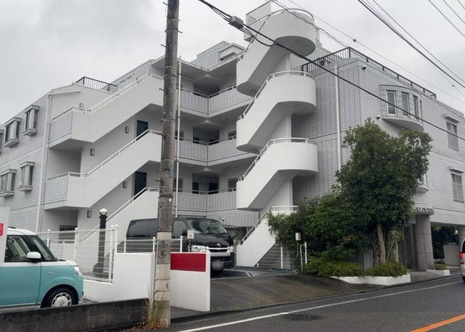 一般的なバルコニーは、奥行1.5ｍ程ですが、ワイルドバルコニーは2ｍまで広がっています。そのため洗濯物の間隔をあけ干すことができ、乾きやすいというメリットや、ガーデニングが楽しめる等の特徴があります。