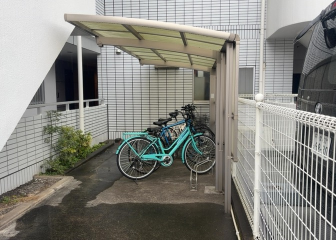 車一台あたりに必要なスペースは、標準サイズの普通自動車で横幅2m50cm、長さ5mは必要になります。ただし、乗降のことも考慮して横幅3m30cm、長さ5m50cmほどは確保できるところを選びましょう。