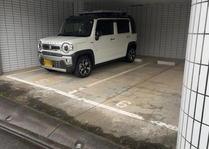 駐車場と明記されていても、最小スペースでつくられた駐車場だと大型車は駐車できなかったり、出入りしにくくなったりする可能性があります。お車のサイズと購入したい物件の駐車場のサイズを現地で確認しましょう。