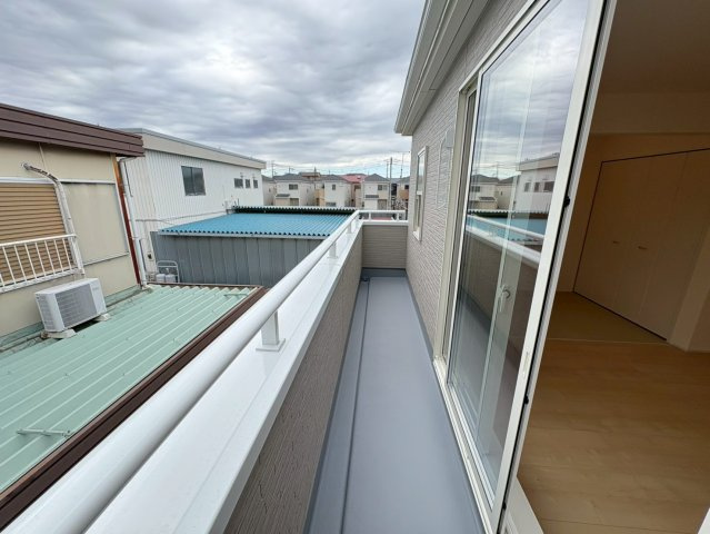 閑静な住宅街、3LDK+畳コーナー、南西向きで日当たりは良好！バルコニーは2か所あり洗濯物は沢山干せます！2台駐車可能(車種による)ビッグ・エー弥十郎店徒歩5分(350ｍ)お買い物は近くて便利です！