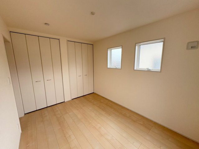 閑静な住宅街、3LDK+畳コーナー、南西向きで日当たりは良好！バルコニーは2か所あり洗濯物は沢山干せます！2台駐車可能(車種による)ビッグ・エー弥十郎店徒歩5分(350ｍ)お買い物は近くて便利です！