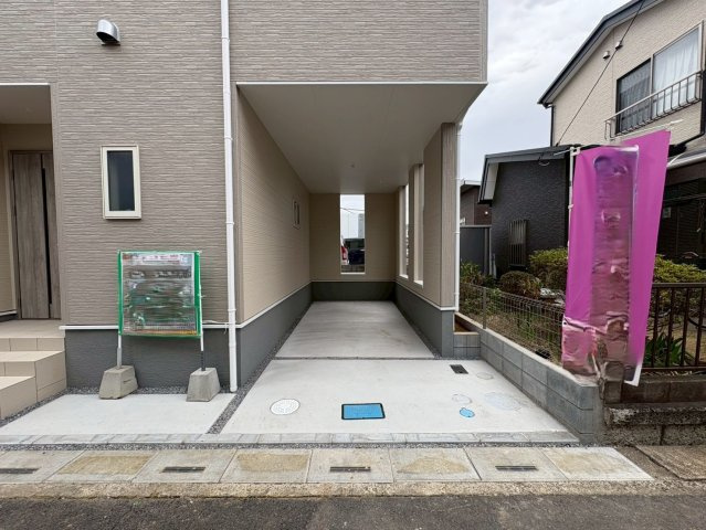 閑静な住宅街、3LDK+畳コーナー、南西向きで日当たりは良好！バルコニーは2か所あり洗濯物は沢山干せます！2台駐車可能(車種による)ビッグ・エー弥十郎店徒歩5分(350ｍ)お買い物は近くて便利です！