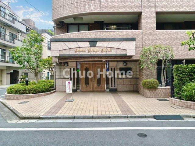 【エントランス】マンションのエントランスは、その物件の印象を決める、顔とも言える場所です。毎日通る場所ですからきれいなのが一番です。