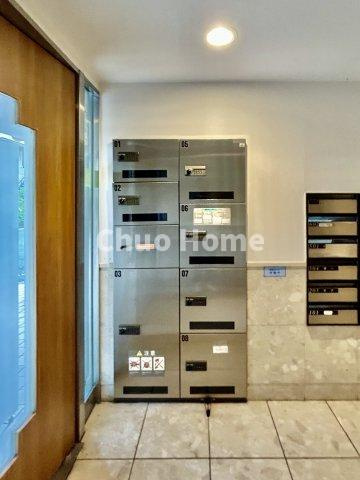 【宅配ボックス】在宅時・不在時に関わらず、居住者の代わりに非対面で宅配物を受け取ってくれる便利な設備です。わかりやすくご説明致しますので見学時にはお部屋だけではなく共用部分もぜひチェックしてください。