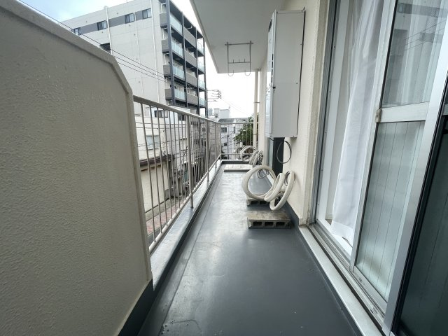 東向きで陽当たり良好のバルコニーです。　