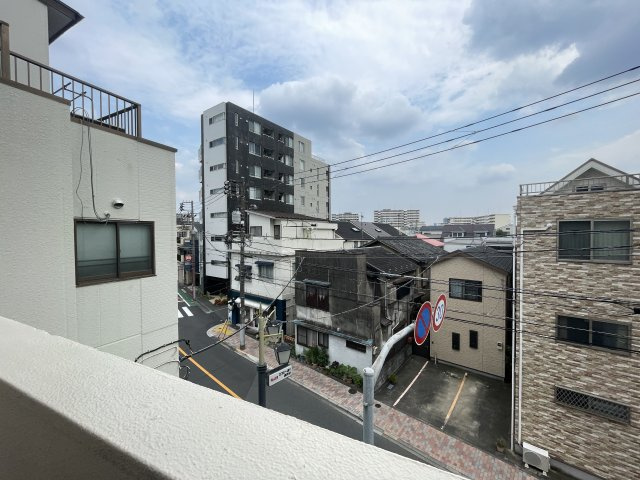 東向きで陽当たり良好のバルコニーです。