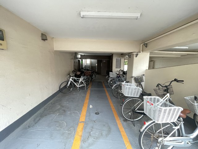屋根付きの駐輪場で、サビや汚れの心配も不要。　