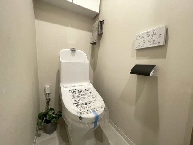 温水洗浄便座付きの清潔感あるトイレは、落ち着いた空間に。　