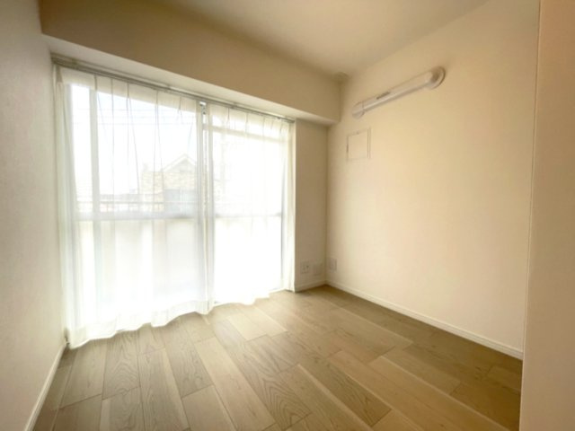 LD横の洋室は、扉を開けて解放感ある空間に。　