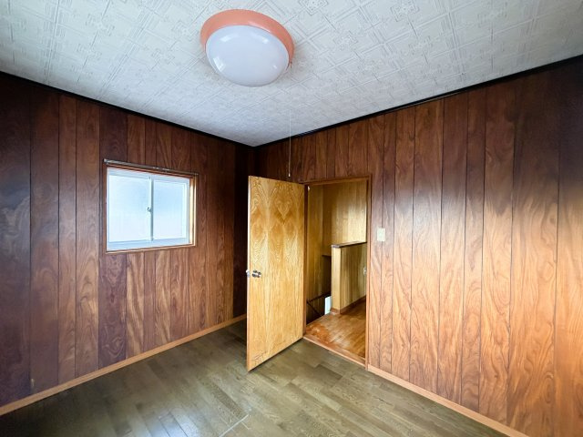 木目の壁がお洒落なな温かく落ち着いた空間