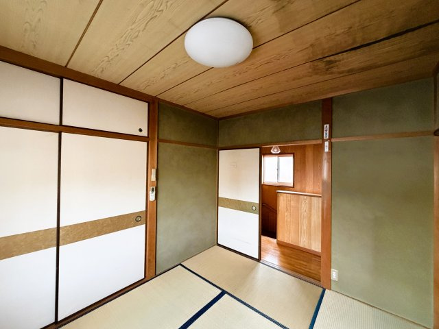 大型の押し入れ収納があり寝具や衣類もすっきり収まります
