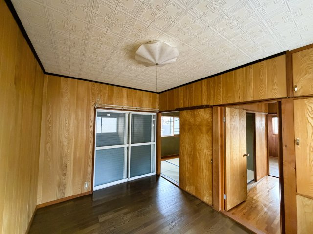 木目調の壁がお洒落な、落ち着いた洋室。
