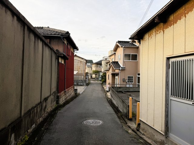 静かな住宅街に位置する、落ち着きのある環境