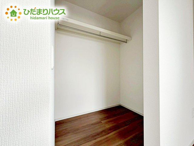 ママに人気のウォークインクローゼット付き！　コートやジャケットはもちろん、季節物や布団なども全部収納できちゃいます(^^)/