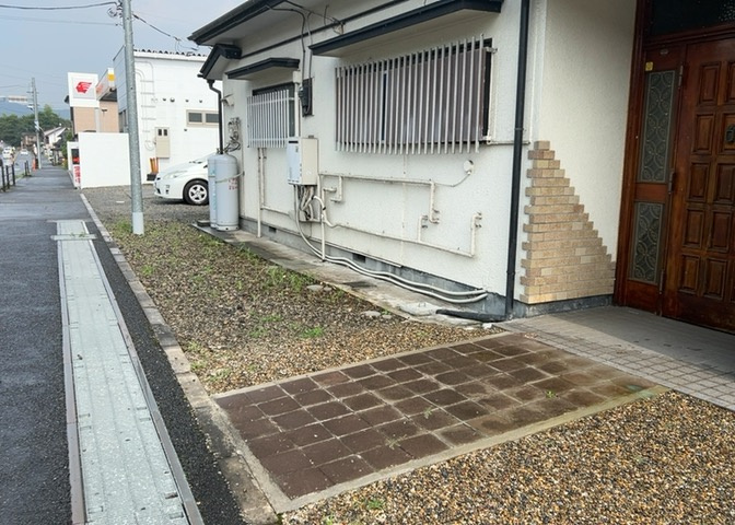 駐車場と明記されていても、最小スペースでつくられた駐車場だと大型車は駐車できなかったり、出入りしにくくなったりする可能性があります。お車のサイズと購入したい物件の駐車場のサイズを現地で確認しましょう。