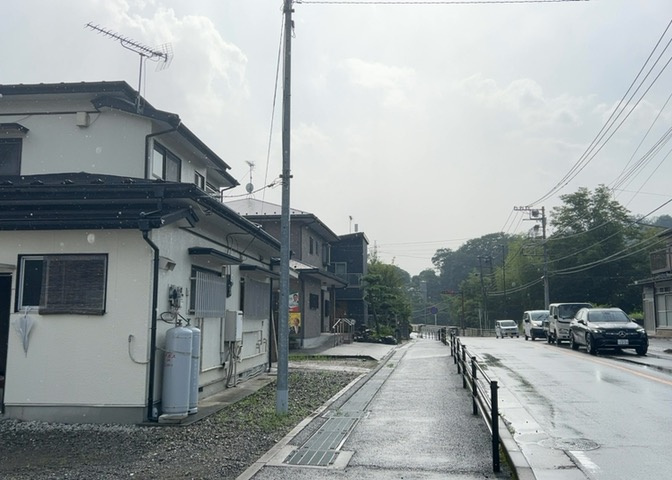 住宅用の土地では前面道路に2m以上接していなければならないと法律で定められています。しかし、お持ちの車のサイズやライフスタイルなどにより、2mでは利便が悪い場合もございますので、事前に確認しましょう。