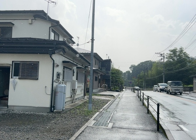 お持ちの車種によっては前面道路が広い方が便利でしょう。しかし、前面道路が広ければその分交通量が多くなるため、騒音などが気になる場合があります。実際に現地を見学し、周辺交通量や騒音などを確認しましょう！