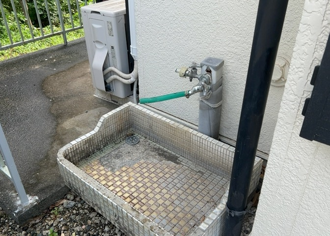 敷地内に散水栓や立水栓があると便利です。水道水を直接利用できるため、水を運ぶ手間を省くことが出来ます。大量の水を必要とする洗車作業や清掃などに役立ちます。その他設備とあわせて、現地でご確認ください。