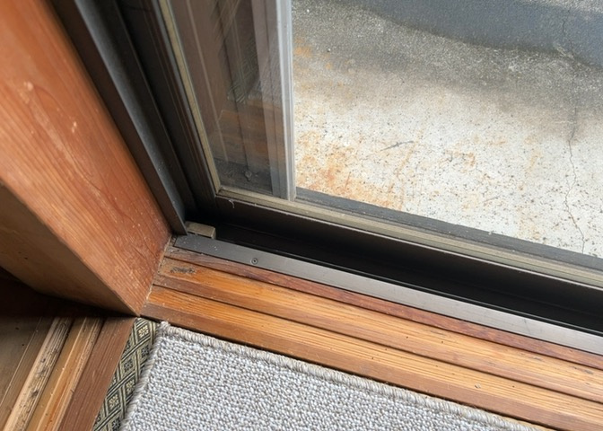 サッシは、ガラス窓に使用される金属製の窓枠です。一般的に住宅建築では、金属製建具工事の段階でガラス類・玄関などと同時に設置されます。種類や構造により断熱性能や遮音性能が異なるので現地でご確認ください。
