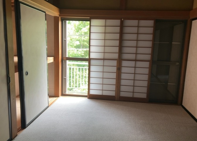 リビングの間取りの種類は大きくわけてリビングとダイニングが別になっているタイプ、リビングダイニング一体型です。どちらも一長一短ですので、家を選ぶ時はその両面をチェックして決めるようにしましょう。