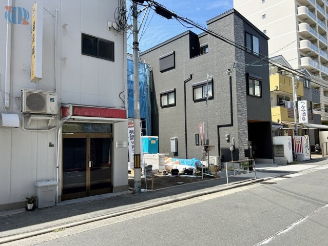 【前面道路含む現地土地写真】前面道路幅員約8ｍ！駐車も楽々可能◎　弊社事務所1階には、実際の暮らしを体感できる体感ショールームのご用意がございます。お気軽にお問い合わせください♪