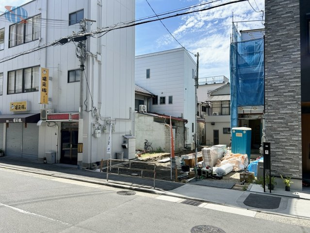 【前面道路含む現地土地写真】前面道路幅員約8ｍ！駐車も楽々可能◎　弊社事務所1階には、実際の暮らしを体感できる体感ショールームのご用意がございます。お気軽にお問い合わせください♪