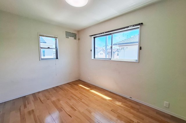 洋室3：窓付きで換気がしやすいお部屋です。