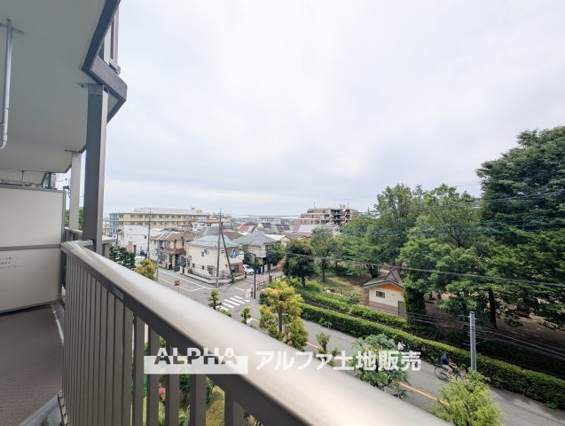 【Balcony】◆バルコニー◆日当たりの良いバルコニーは、洗濯物がよく乾くだけでなく、外の空気を感じながらひと息つける場所。暮らしに心地よい余白をもたらします。