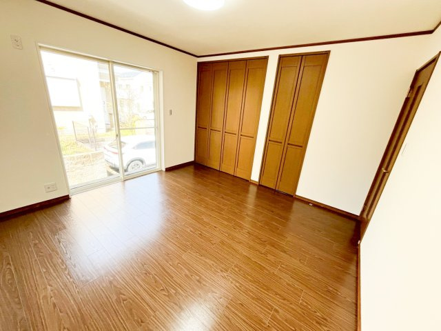 収納豊富な洋室です