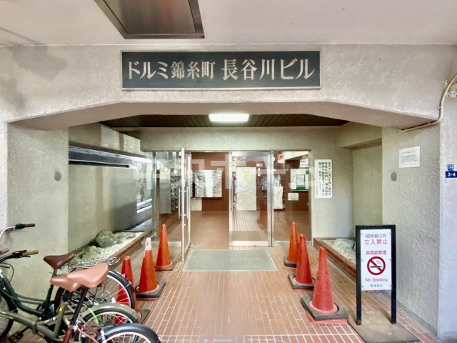 【エントランス】マンションのエントランスは、その物件の印象を決める、顔とも言える場所です。毎日通る場所ですからきれいなのが良いです。