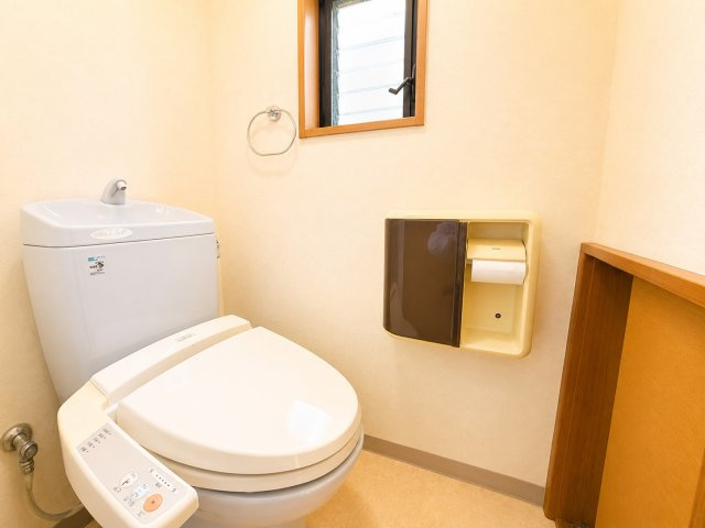 2階にもトイレが設置されているため、朝の忙しい時間帯や就寝時にも便利です。各階にトイレがあることで、ご家族が多いご家庭でも快適に利用できます。窓付きのため採光・換気にも優れており、清潔感ある空間です。