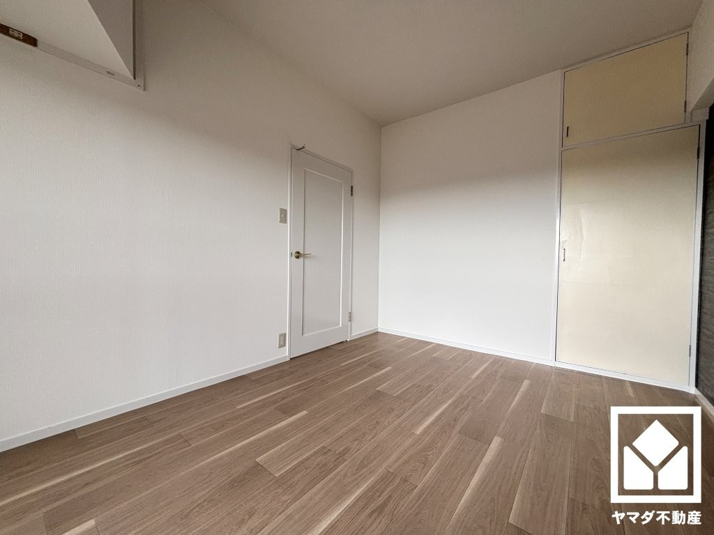 約7.5帖の洋室です。バルコニーにつながるお部屋で、通風・陽当たり良好。