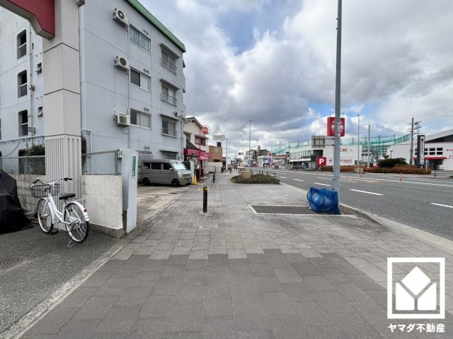 敷地内には屋根付きの駐輪場も完備しており、雨や風、直射日光から自転車を守ることができます。