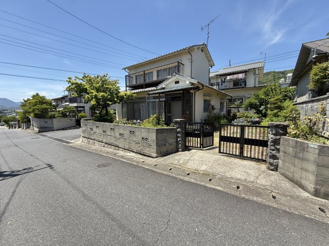 門扉や塀が設けられた、重厚感のある戸建住宅。敷地まわりがしっかり整備されており、戸建ならではの独立感を感じられる住まい。前面道路もゆとりがあり、落ち着いた住宅街の中で穏やかな暮らしを実現できます。