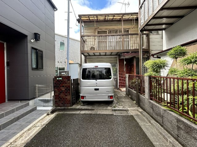 通り抜けのない通路に面しております。