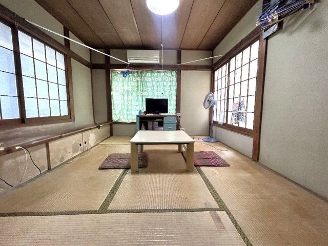 1階6帖和室は3方向の開口部により、明るい空間でございます。