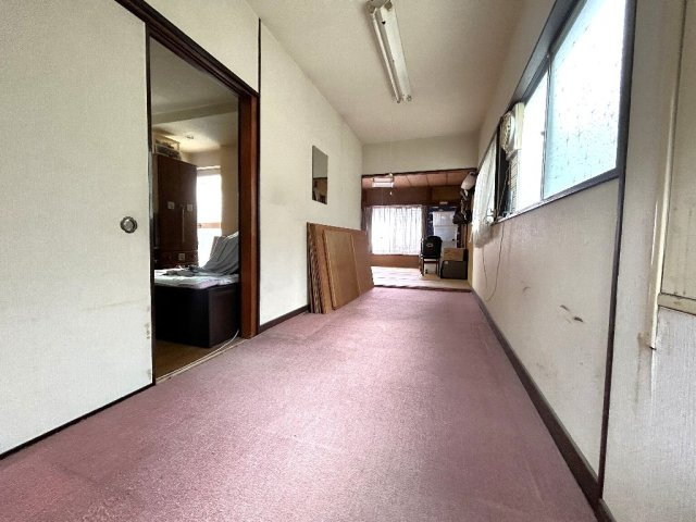 2階5帖洋室はカーペットフロアでございます。