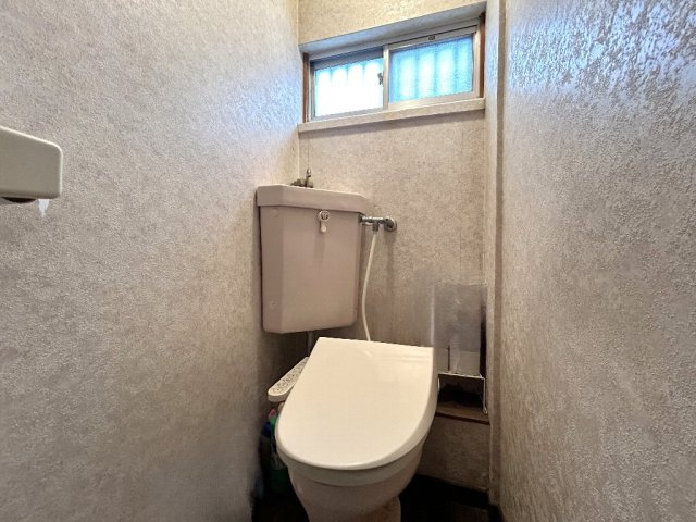 清潔感のあるトイレでございます。
