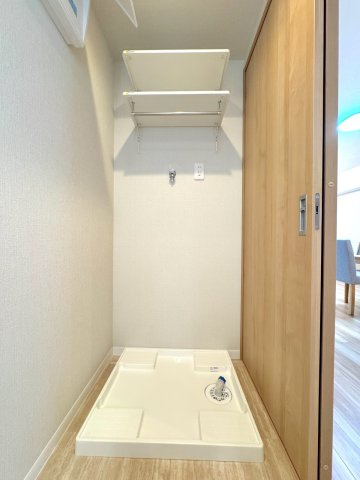【洗濯機置場】室内洗濯機置場を完備。水回り動線がすっきりとまとまっており、毎日の洗濯作業や掃除が効率よく行える機能的な配置です。