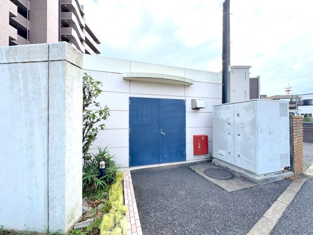 【敷地内ゴミ置き場】敷地内に整頓された専用のゴミ置き場を設置。日々のお部屋のゴミ出しもスムーズに行え、清潔な住環境が保たれています。