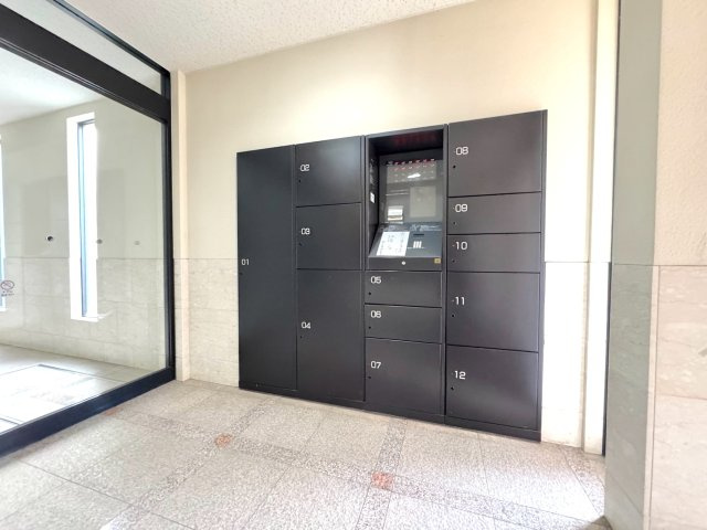 【宅配ボックス】不在時でも24時間いつでも荷物を受け取れる便利な宅配ボックスを完備。再配達の手間を減らし、ネットショッピングも快適に利用できます。