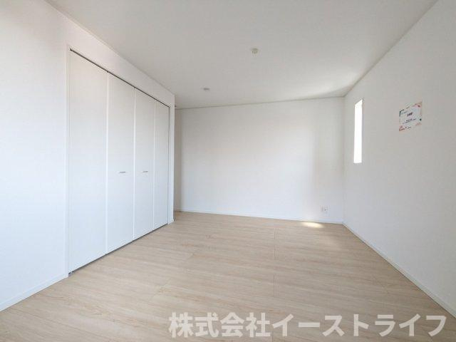 同社施工写真　フローリングのお部屋は耐久性があり傷が付きにくいので、一般的な使用ではメンテナンスはあまり必要ありません。また、汚れたらさっとふき取るだけで、きれいな場外を保つことができます。